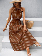 Carregar imagem no visualizador da galeria, Vestido Longo com Decote Halter e Estampa de Bolinhas
