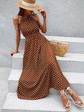 Carregar imagem no visualizador da galeria, Vestido Longo com Decote Halter e Estampa de Bolinhas