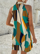 Carregar imagem no visualizador da galeria, Vestido Curto de Decote Halter com Estampa Geométrica
