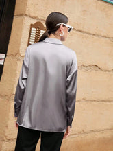 Carregar imagem no visualizador da galeria, Camisa Feminina de Cetim Manga Longa Lisa