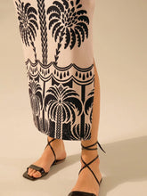 Carregar imagem no visualizador da galeria, Vestido Boêmio Feminino com Estampa Tropical e Costas Abertas e Abertura Lateral