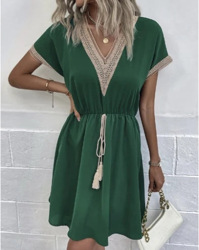 Vestido Midi com Gola V em Renda