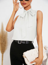 Carregar imagem no visualizador da galeria, Blusa Sem Mangas Feminina com Nó no Pescoço - Gola com Laço Elegante
