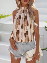 Carregar imagem no visualizador da galeria, Blusa Feminina com Estampa e Gola Halter - Elegância e Estilo em uma Peça Casual
