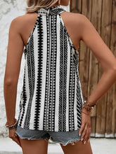 Carregar imagem no visualizador da galeria, Blusa Frente Única com Estampa Geométrica e Detalhe Cruzado - Preto e Branco
