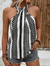 Carregar imagem no visualizador da galeria, Blusa Frente Única com Estampa Geométrica e Detalhe Cruzado - Preto e Branco
