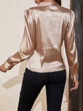 Carregar imagem no visualizador da galeria, Blusa de Cetim Gola em V com Manga Bufante
