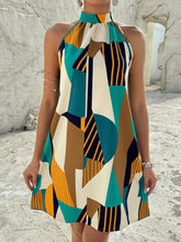 Carregar imagem no visualizador da galeria, Vestido Curto de Decote Halter com Estampa Geométrica
