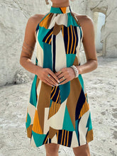 Carregar imagem no visualizador da galeria, Vestido Curto de Decote Halter com Estampa Geométrica
