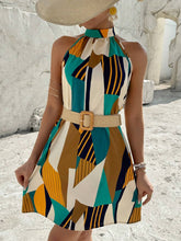 Carregar imagem no visualizador da galeria, Vestido Curto de Decote Halter com Estampa Geométrica
