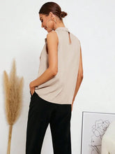Carregar imagem no visualizador da galeria, Blusa Sem Mangas Feminina com Nó no Pescoço - Gola com Laço Elegante
