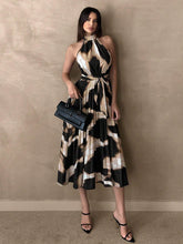 Carregar imagem no visualizador da galeria, Vestido Midi Feminino Plissado com Estampa de Leopardo e Decote Halter
