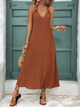 Carregar imagem no visualizador da galeria, Vestido Longo de Praia com Decote em V e Detalhe de Aro de Madeira - Feminino Casual de Verão
