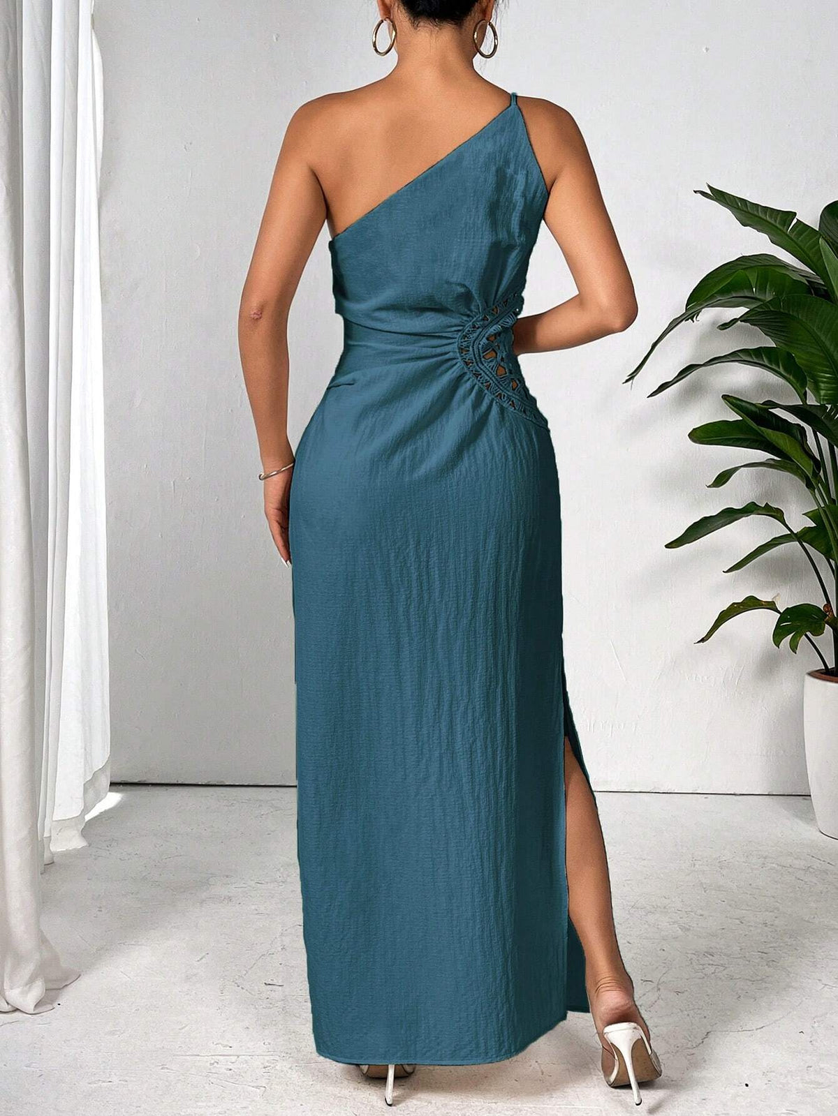 Vestido Longo Azul Assimétrico com Design de Pregas