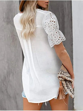 Camisa com Renda e Gola V